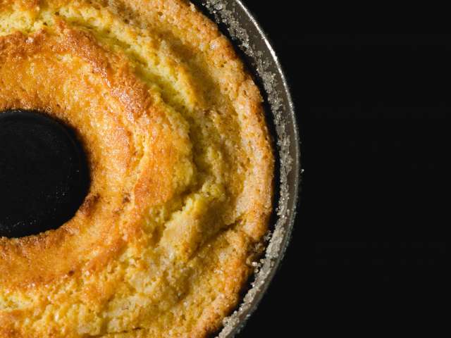 A cake in a round pan that's come right out of the oven. Pexels stock photo.