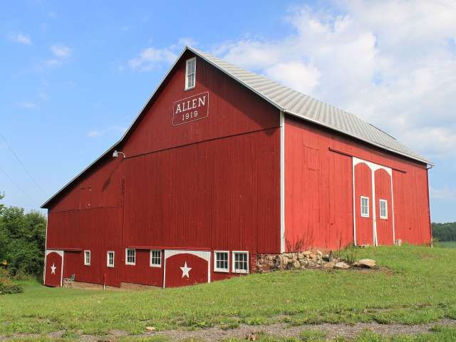 Dwight Burdette, Centennial Barn Allen Farm Clinton Michigan, CC BY 3.0
