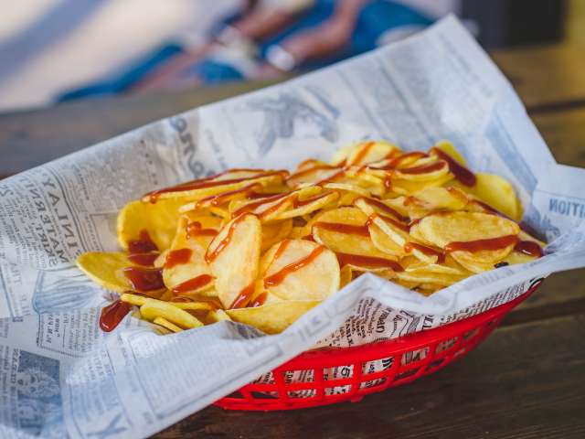 A basket full of fresh, fried potato chips. Pexels stock photo