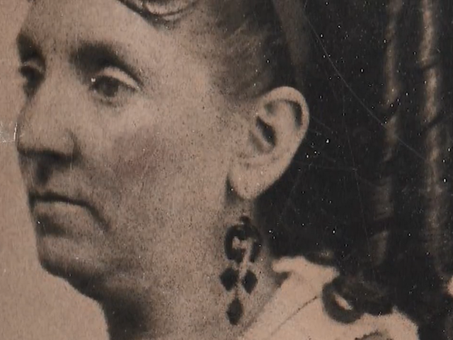 Zerelda James appears in a 19th century photograph with curled, pulled back hair and long, beaded black earrings.